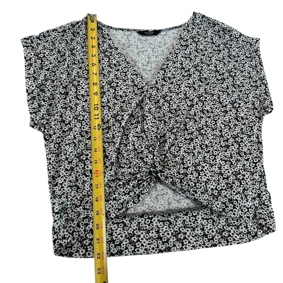 Lucky Brand Floral Front Twist Top Size L - Picture 13 of 17